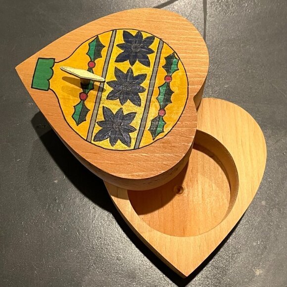 Christmas "Silent Night" Heart Shaped Music Box/Trinket/Keepsake Box - Handmade - Picture 3 of 12